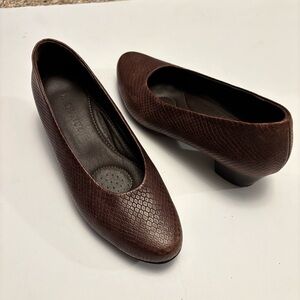 Lachance Elegant Brown Textured Women's Shoes. Size 7.5 Excellent Condition!
